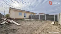 Duplex pe parter 3 camere toate utilitatile Mosnita Noua 