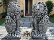 Statuetă leu mare cu blazon, gri patinat, model S1. 