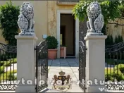 Statuetă leu mare cu blazon, gri patinat, model S1. 