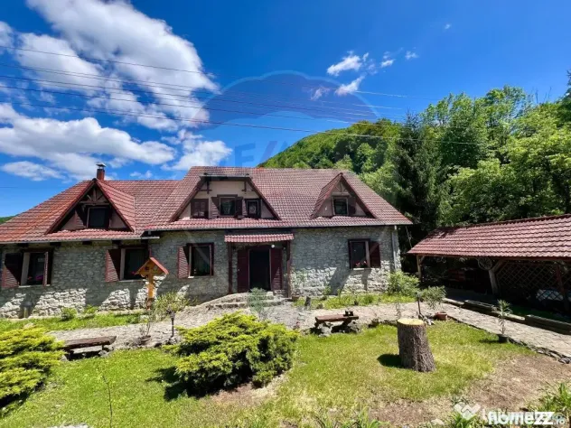 Pensiune cu 13 camere de vânzare in Bulz - Bulz (Bihor)