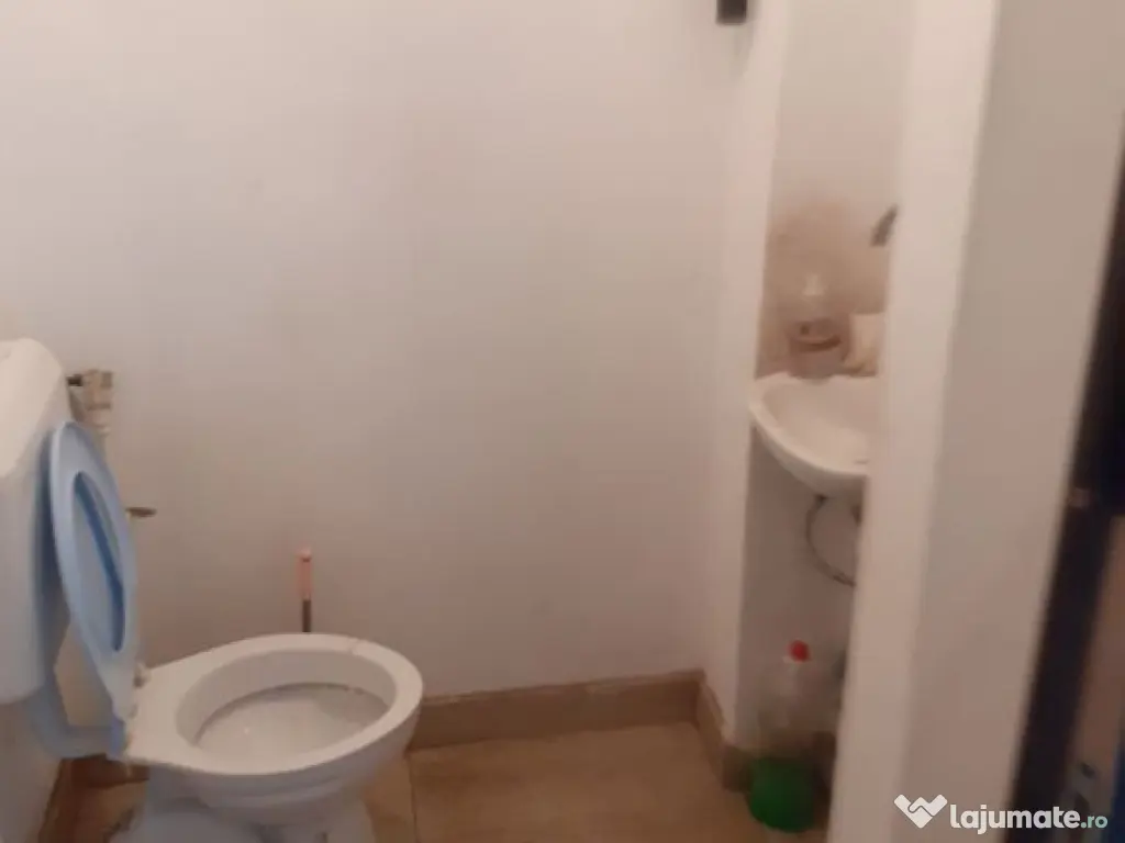 Zona metrou Republica - hala 350 mp