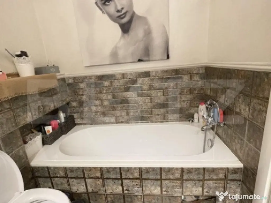 Apartament modern, 3 camere, cu terasa de 39 mp, cartier Bur