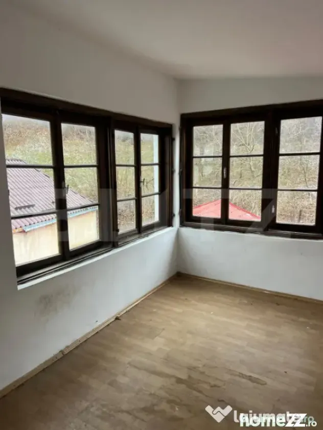 De vanzare, casa in Schei