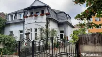 Casa cu două apartamente și garaj în zona 0 a Bistriței