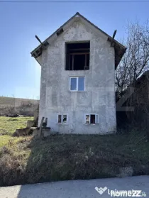 Casă semifinisată , teren generos, ideală pentru personal