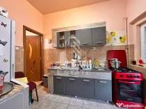 Apartament 2 camere, la curte comuna, pod mansardabil in zona Centrala