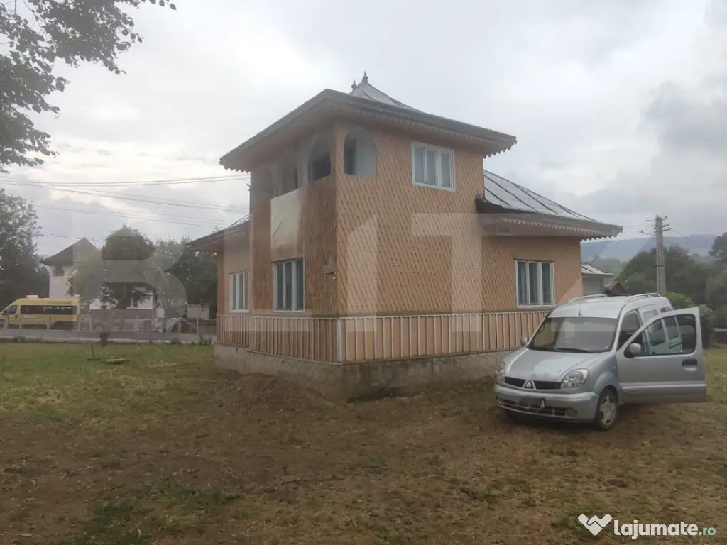 Casa 4 camere, 2610 mp teren, zona Solca, Radauti