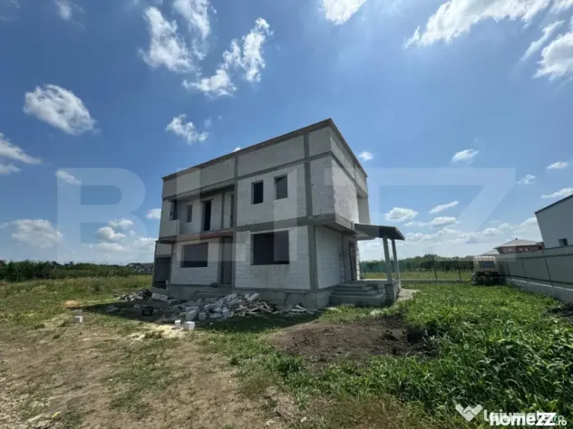 Casa individuala , la rosu, Radauti