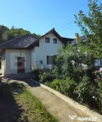 Casă spațioasă cu livadă, într-o zonă liniștiă la 2
