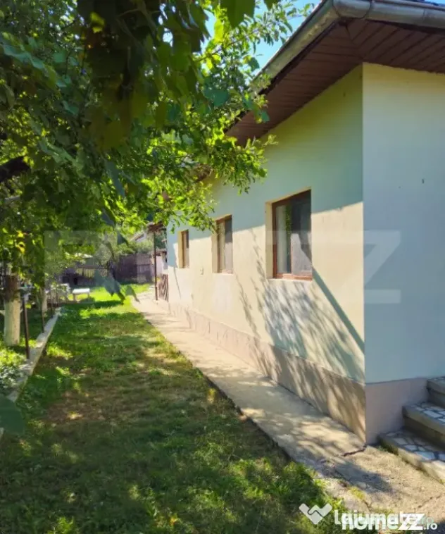 Casă spațioasă cu livadă, într-o zonă liniștiă la 2