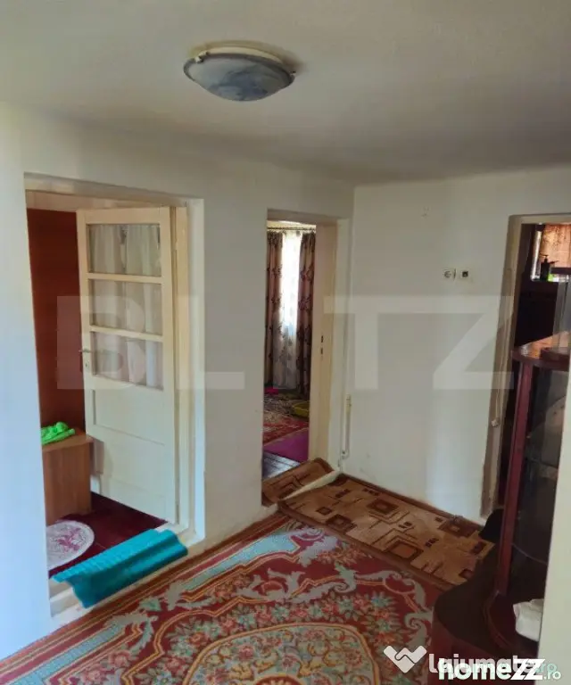 Casă spațioasă cu livadă, într-o zonă liniștiă la 2