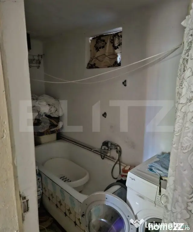 Casă spațioasă cu livadă, într-o zonă liniștiă la 2