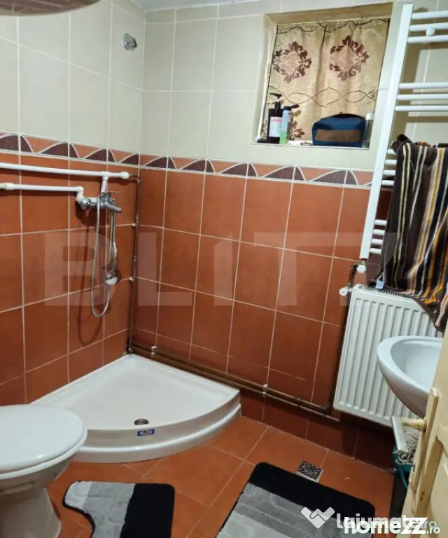 Casă spațioasă cu livadă, într-o zonă liniștiă la 2