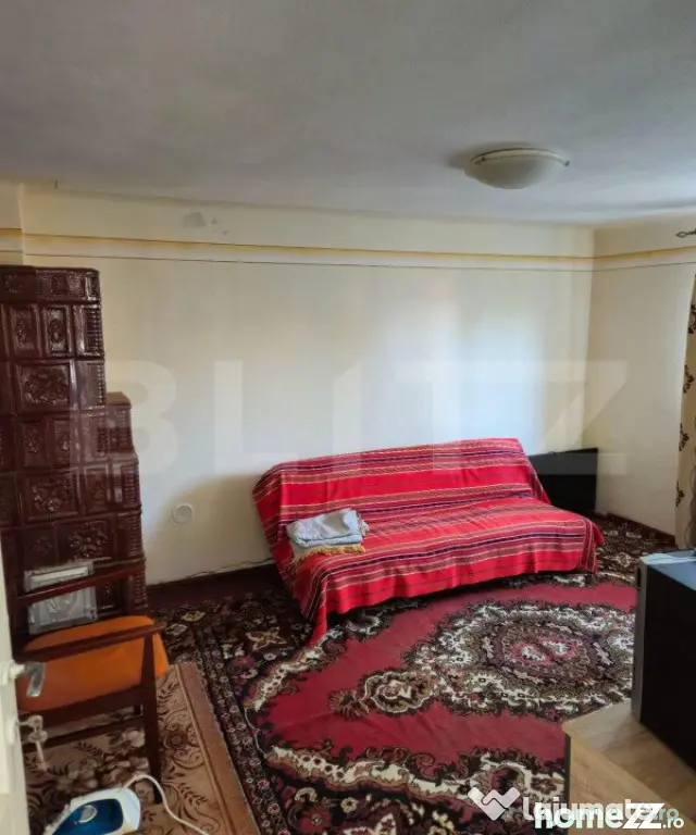 Casă spațioasă cu livadă, într-o zonă liniștiă la 2