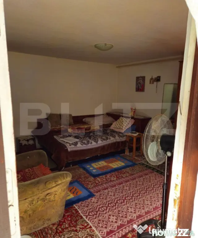 Casă spațioasă cu livadă, într-o zonă liniștiă la 2