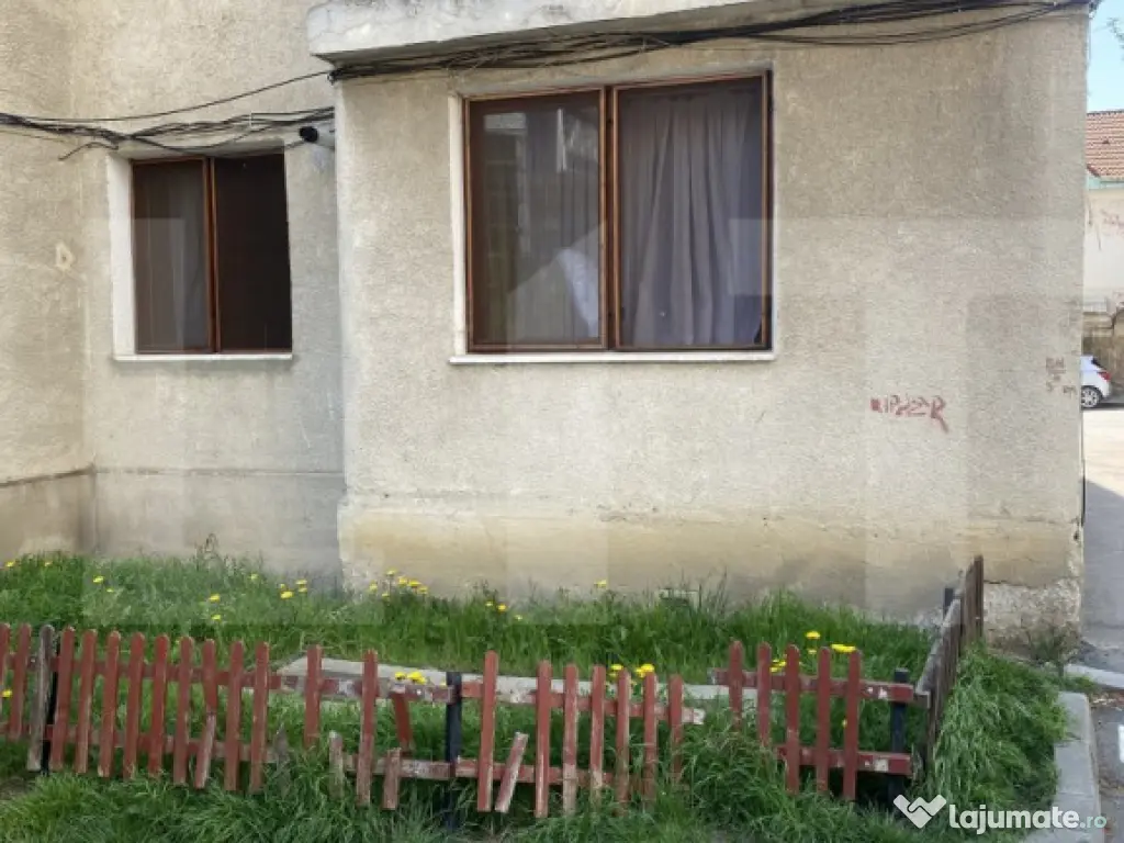 Apartament de vanzare, cu 3 camere, zona centrala