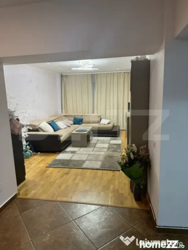 Apartament de vanzare cu 4 camere, zona Ultracentral SCHIMB