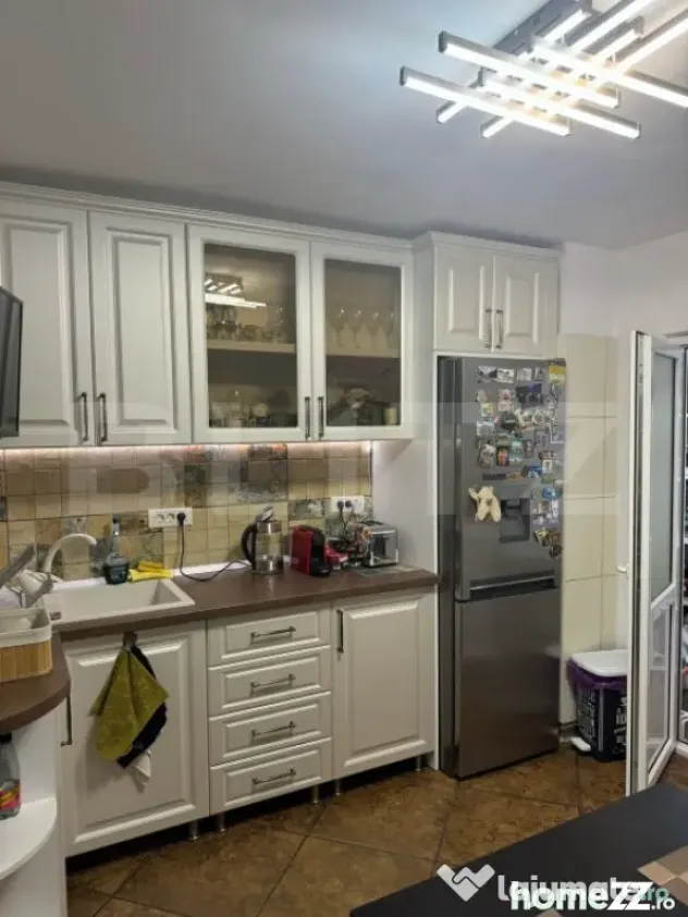 Apartament de vanzare cu 4 camere, zona Ultracentral SCHIMB