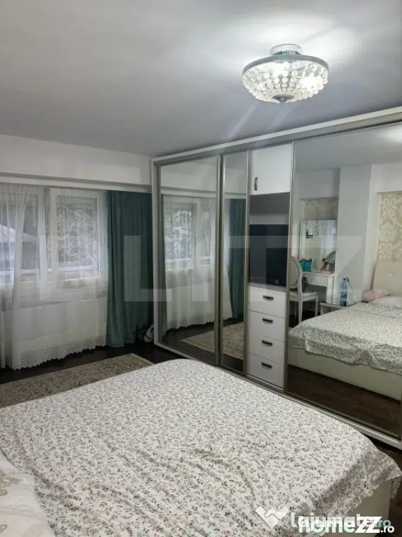 Apartament de vanzare cu 4 camere, zona Ultracentral SCHIMB