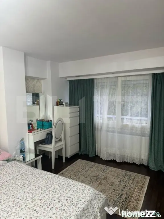 Apartament de vanzare cu 4 camere, zona Ultracentral SCHIMB
