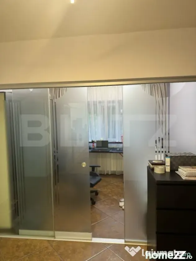 Apartament de vanzare cu 4 camere, zona Ultracentral SCHIMB