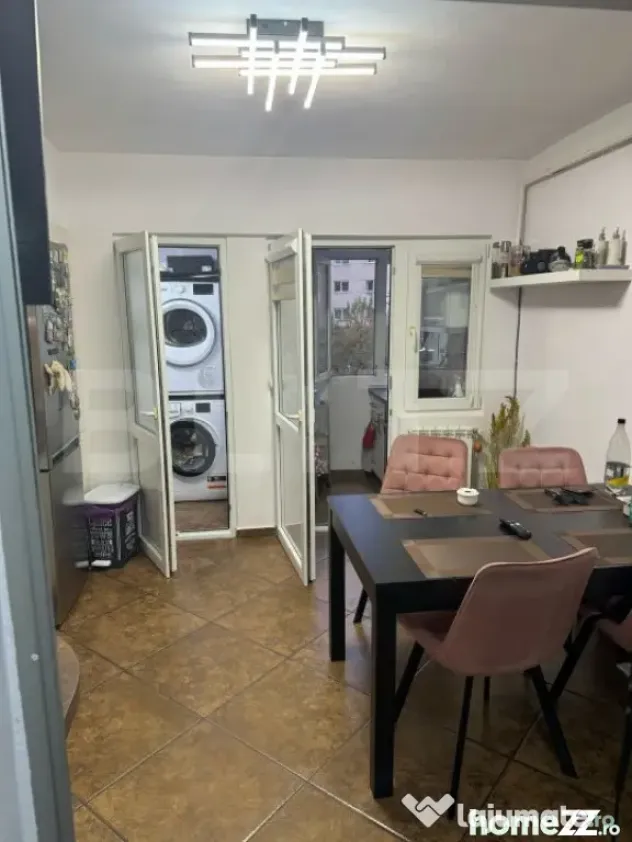 Apartament de vanzare cu 4 camere, zona Ultracentral SCHIMB