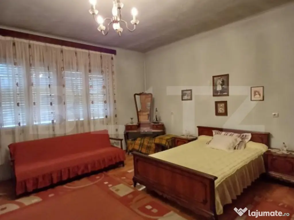 Casa renovabila cu 2 spatii comerciale, 416.6 mp, teren de 7