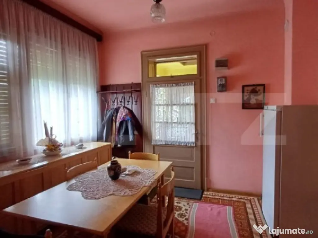 Casa renovabila cu 2 spatii comerciale, 416.6 mp, teren de 7