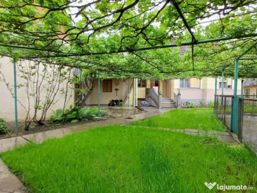 Casa renovabila cu 2 spatii comerciale, 416.6 mp, teren de 7