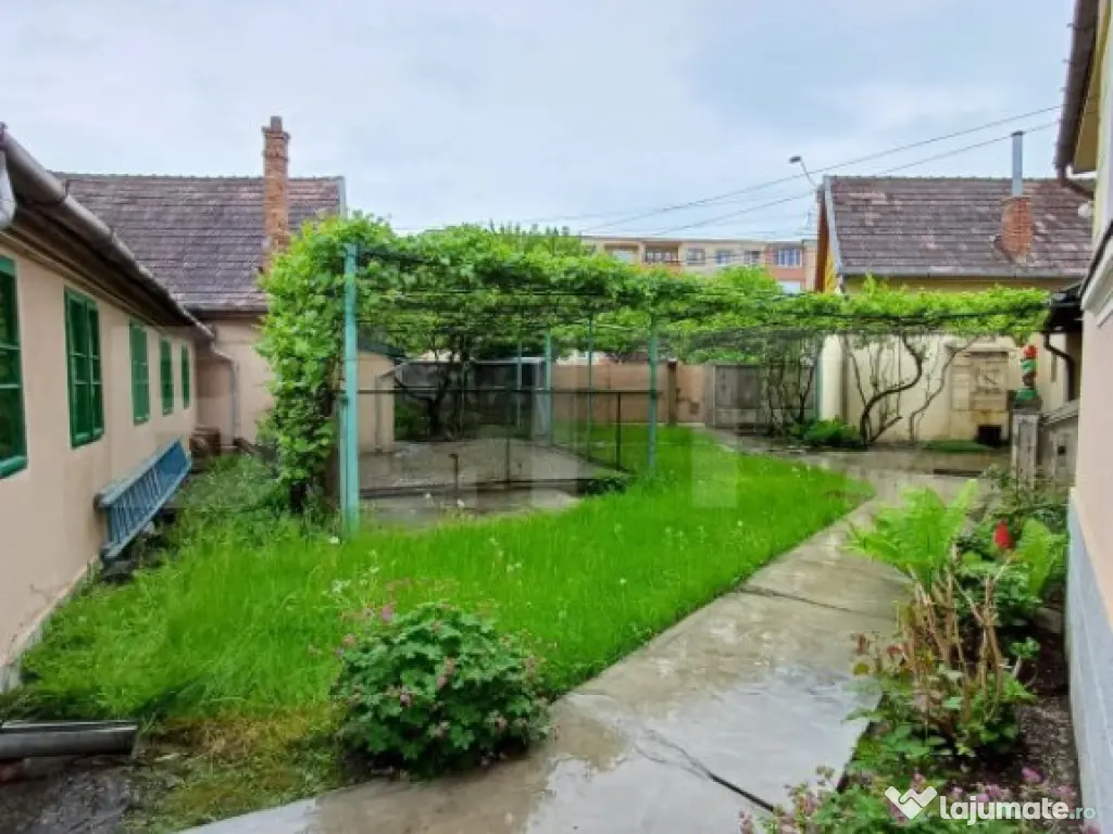 Casa renovabila cu 2 spatii comerciale, 416.6 mp, teren de 7