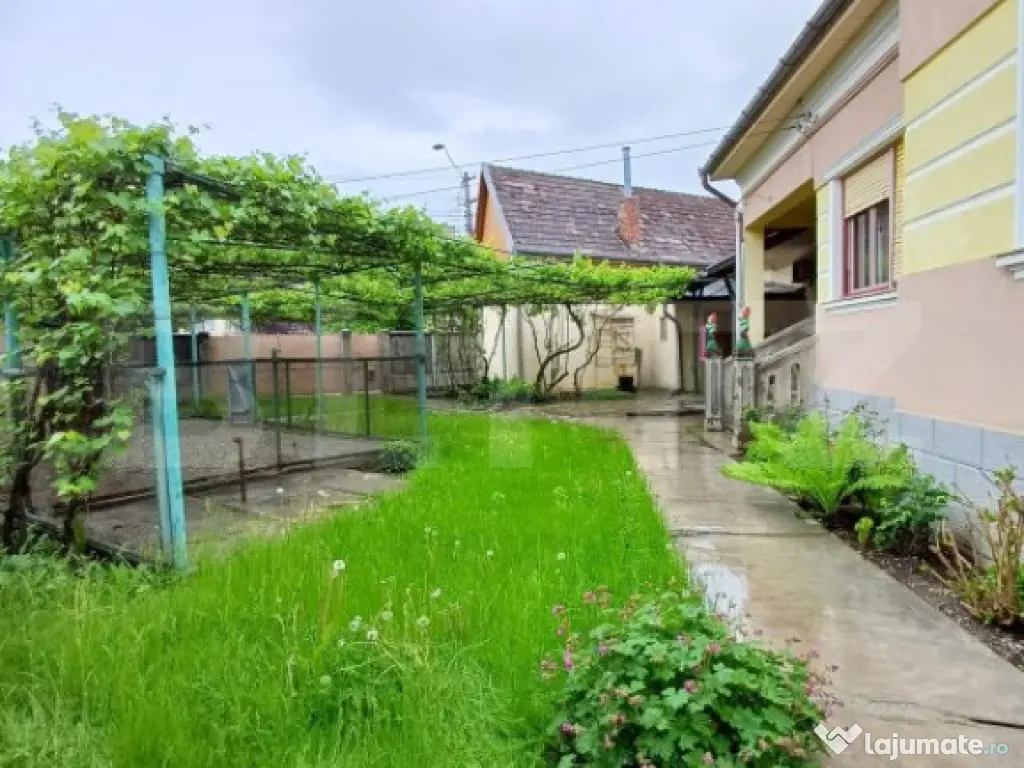 Casa renovabila cu 2 spatii comerciale, 416.6 mp, teren de 7