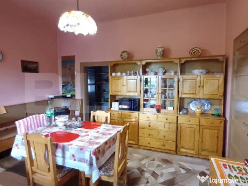 Casa renovabila cu 2 spatii comerciale, 416.6 mp, teren de 7