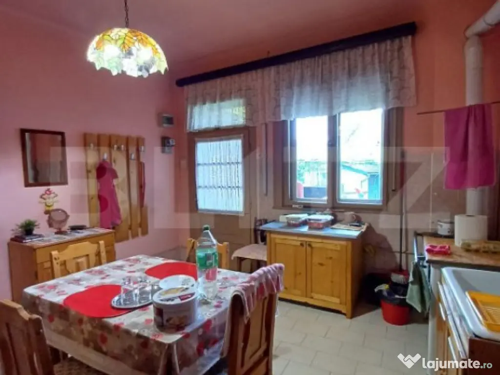 Casa renovabila cu 2 spatii comerciale, 416.6 mp, teren de 7