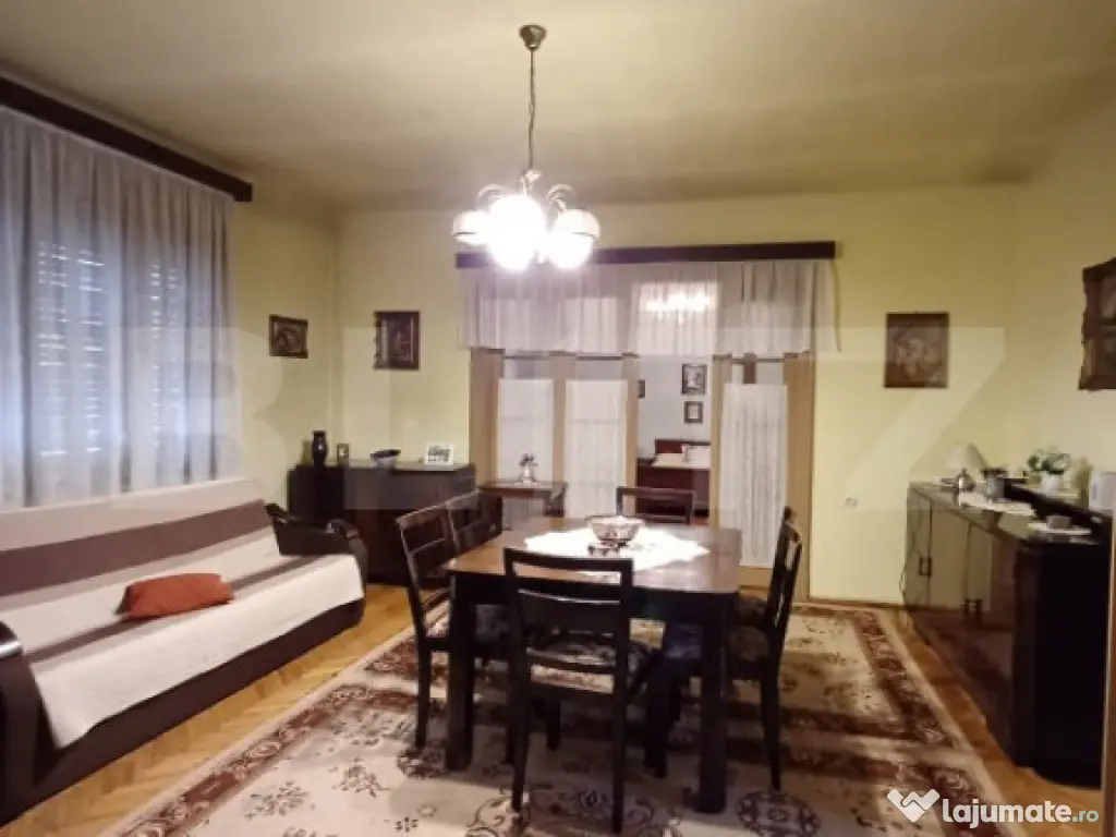 Casa renovabila cu 2 spatii comerciale, 416.6 mp, teren de 7