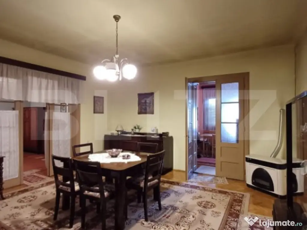 Casa renovabila cu 2 spatii comerciale, 416.6 mp, teren de 7