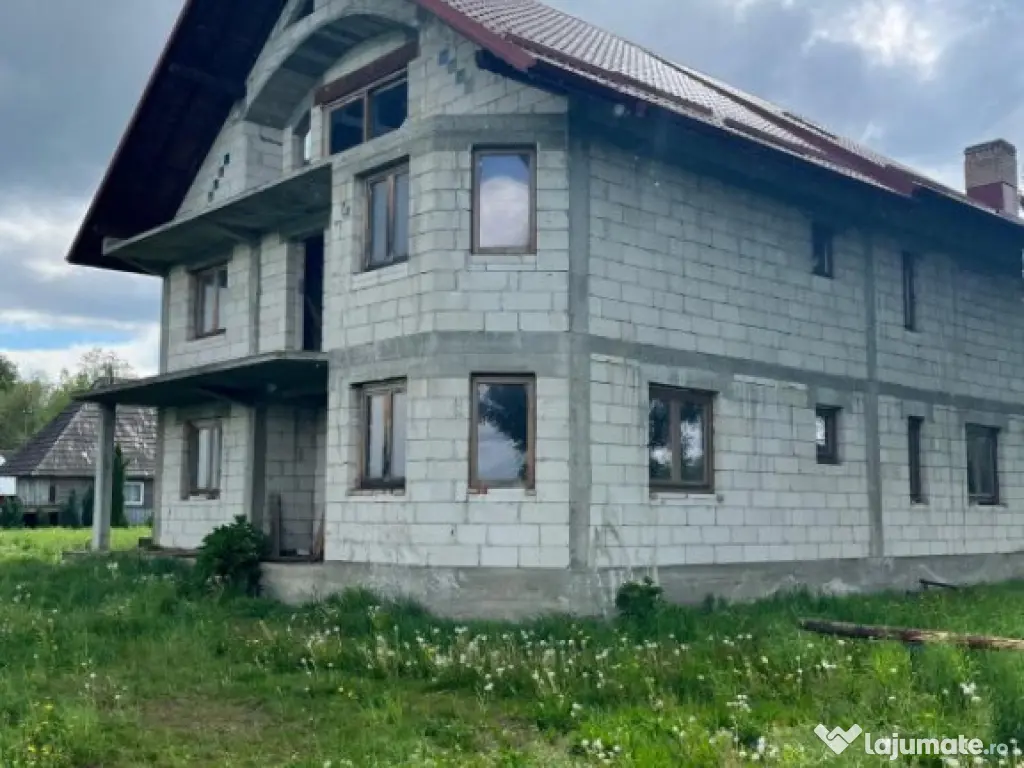 Casa la rosu, teren 1675mp, Fratautii Vechi