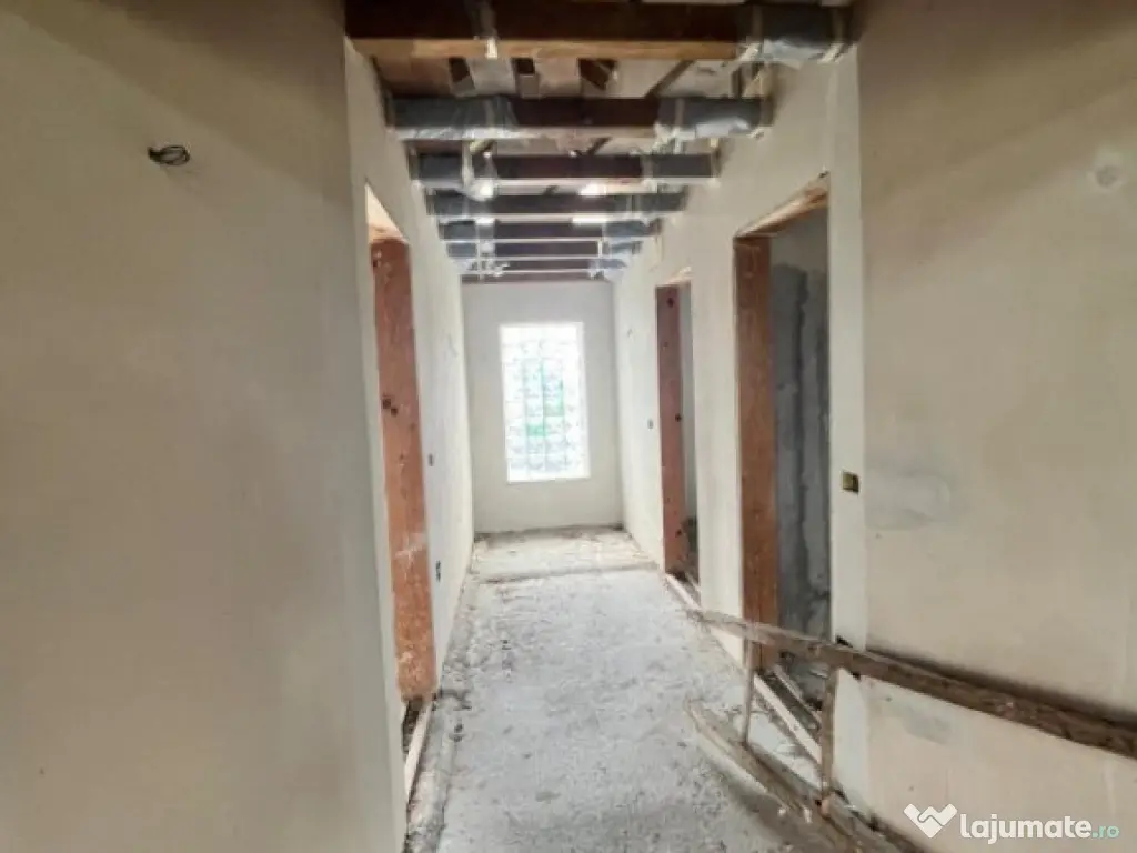 Casa la rosu, teren 1675mp, Fratautii Vechi