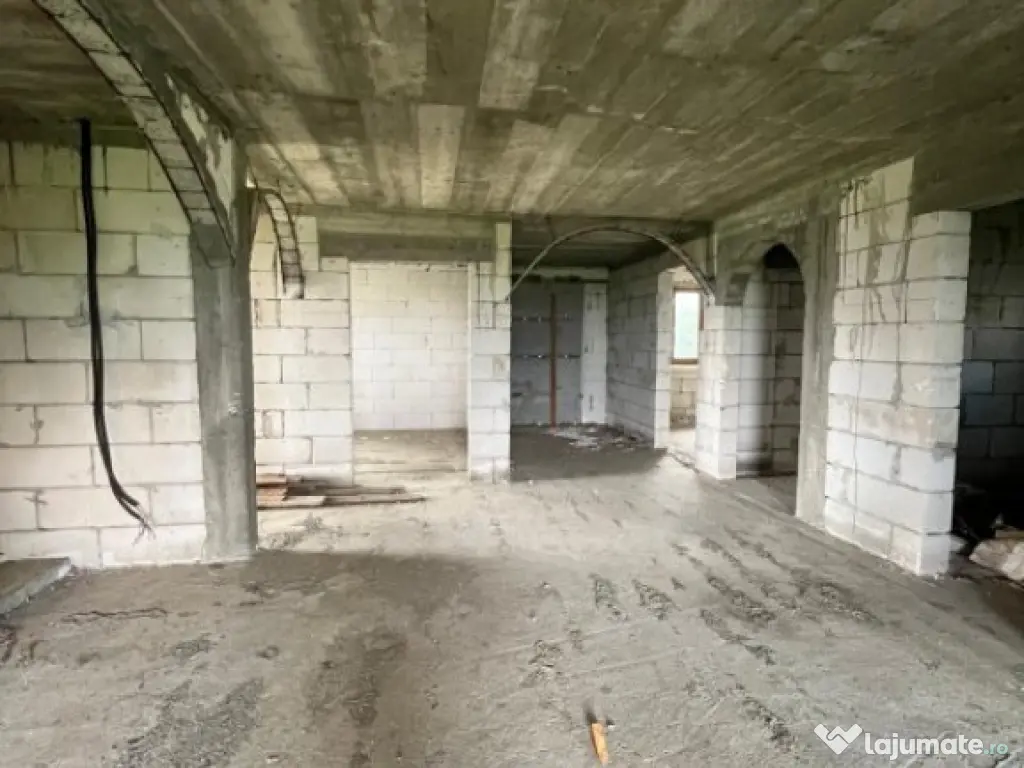 Casa la rosu, teren 1675mp, Fratautii Vechi