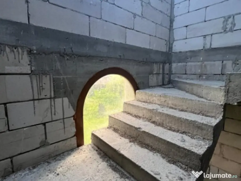 Casa la rosu, teren 1675mp, Fratautii Vechi