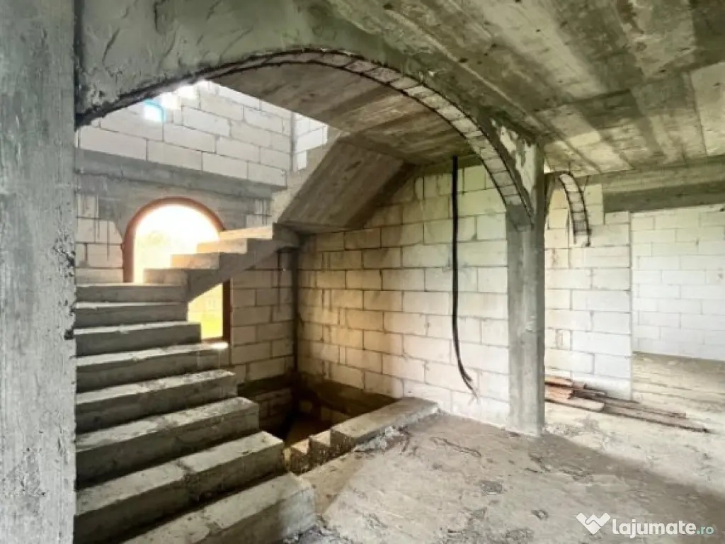 Casa la rosu, teren 1675mp, Fratautii Vechi