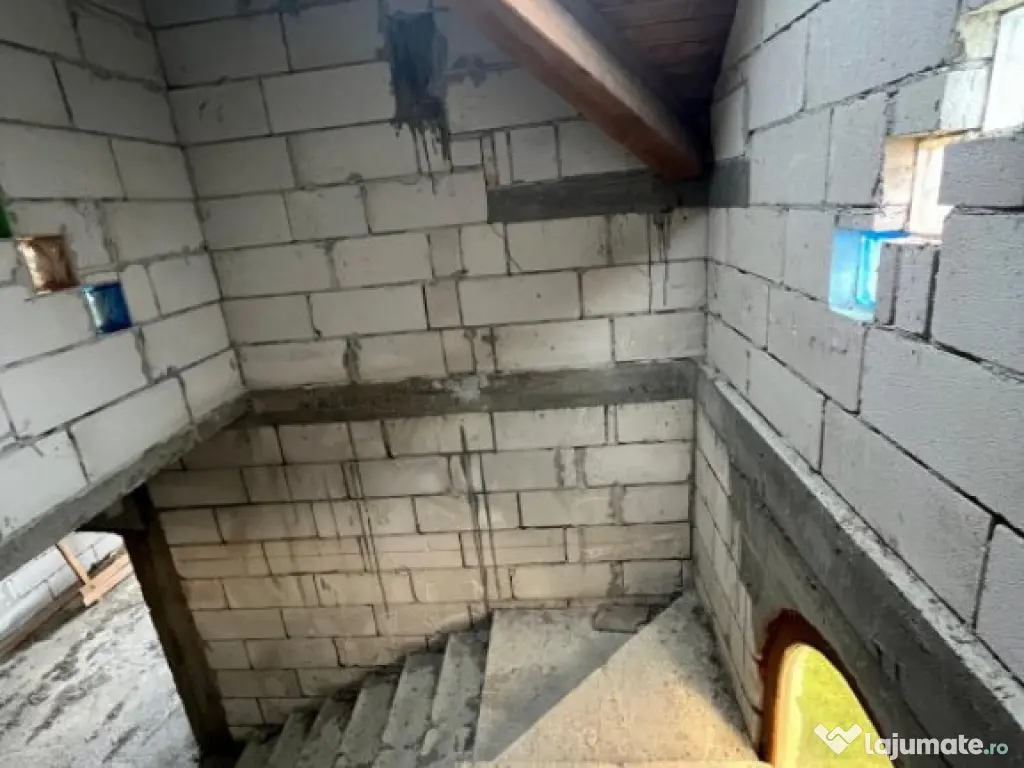 Casa la rosu, teren 1675mp, Fratautii Vechi