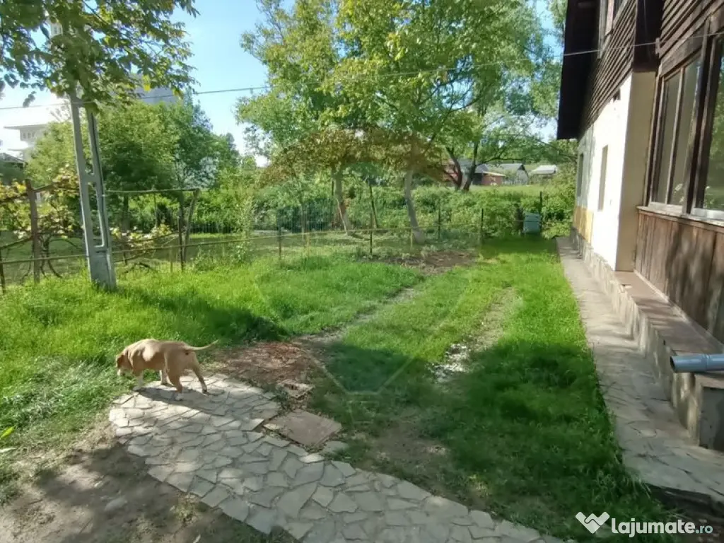 Casă de vânzare în stil vechi cu 3 camere si 3 arii î...