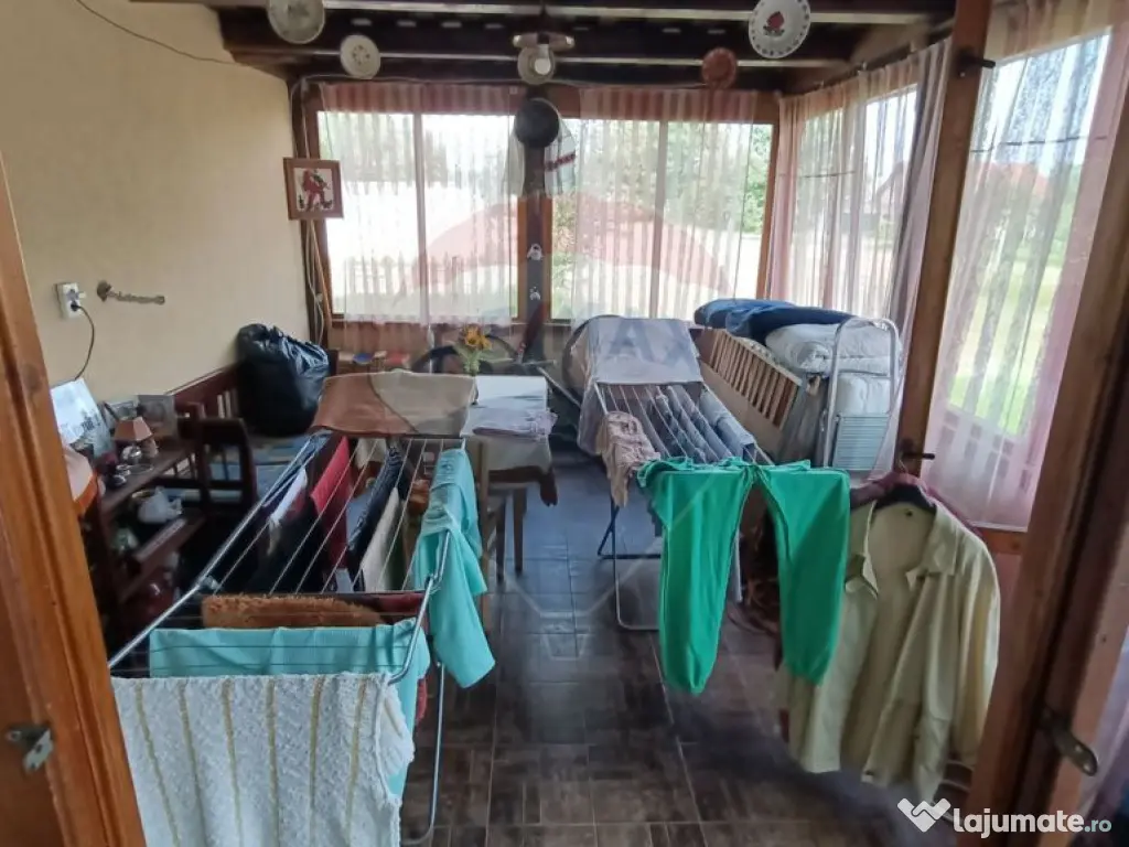 Casă de vânzare în stil vechi cu 3 camere si 3 arii î...