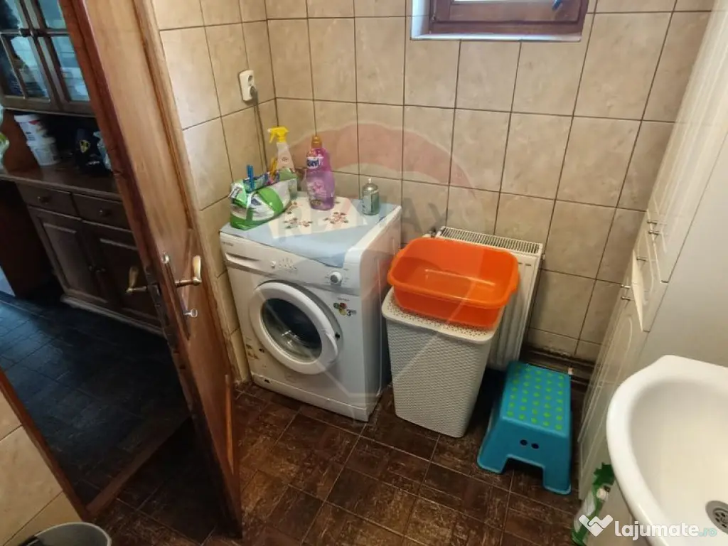 Casă de vânzare în stil vechi cu 3 camere si 3 arii î...