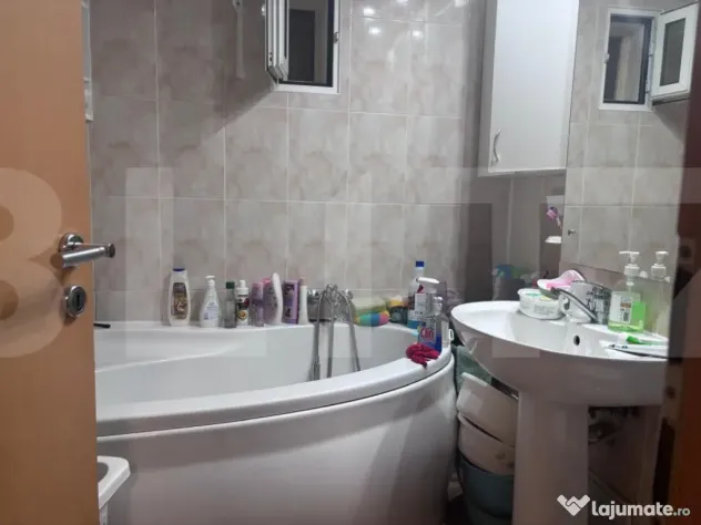Apartament de vanzare, cu 3 camere, 55 mp, zona Lipovei