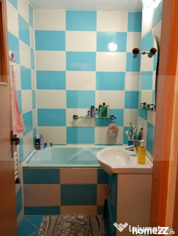 Apartament de vanzare, cu 3 camere, decomandat, 65 mp, carti - Sfantu Gheorghe (Covasna)
