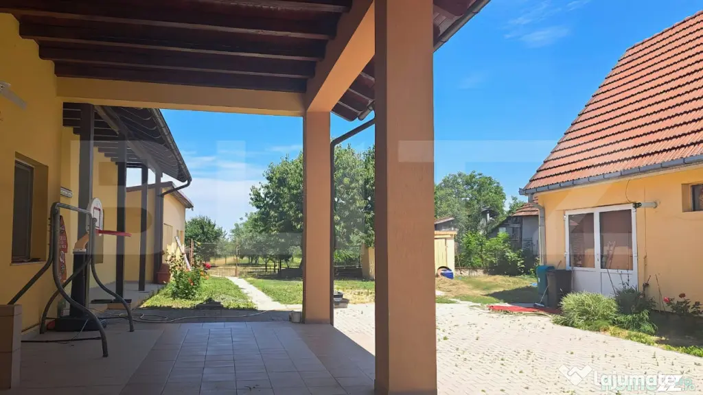 Casa 500 mp, spatiu comercial 122 mp, teren 7900mp - Botiz - Botiz (Satu-Mare)