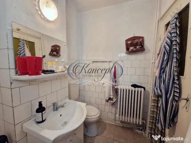 Apartament spatios, etaj intermediar, zona Academiei de muzi