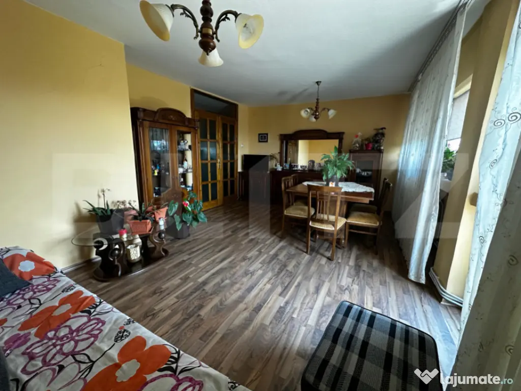 Apartament 3 camere, 82 mp, zona Cetate