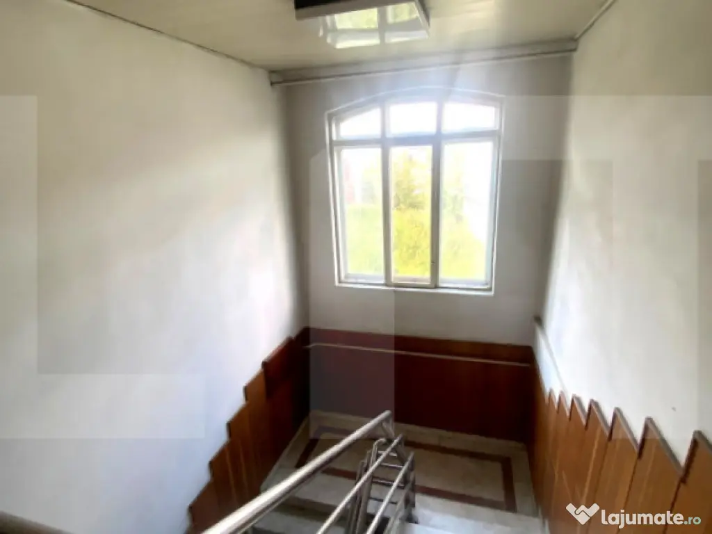 Clădire mixtă cu teren și hală – vad comercial DN11, O